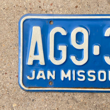 Load image into Gallery viewer, 1979 Missouri License Plate Vintage Blue Wall Decor
