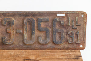 Illinois 1931 Rusty License Plate Pair Vintage Brown Wall Hanging Decor 153-056 - Eagle's Eye Finds