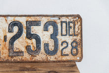 Load image into Gallery viewer, Delaware 1928 License Plate Pair Vintage YOM Original Paint Car Decor 21-253 - Eagle&#39;s Eye Finds
