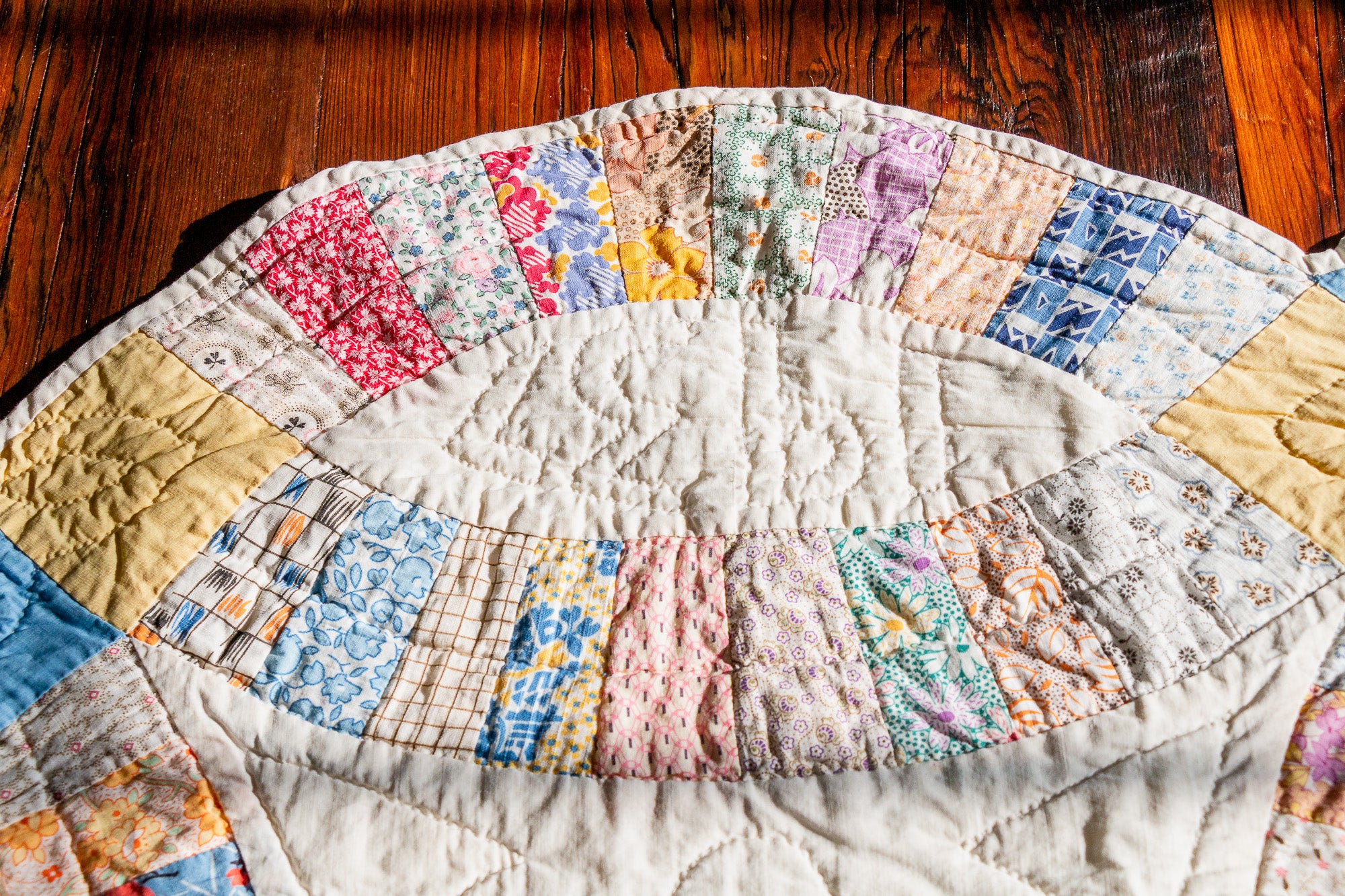 Double Wedding Ring Scalloped Edged Hand Stitched Quilt Vintage