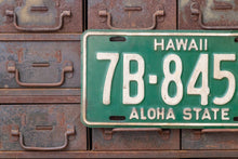 Load image into Gallery viewer, Hawaii 1960s Green License Plate Vintage Wall Hanging Decor 7B-8453 - Eagle&#39;s Eye Finds
