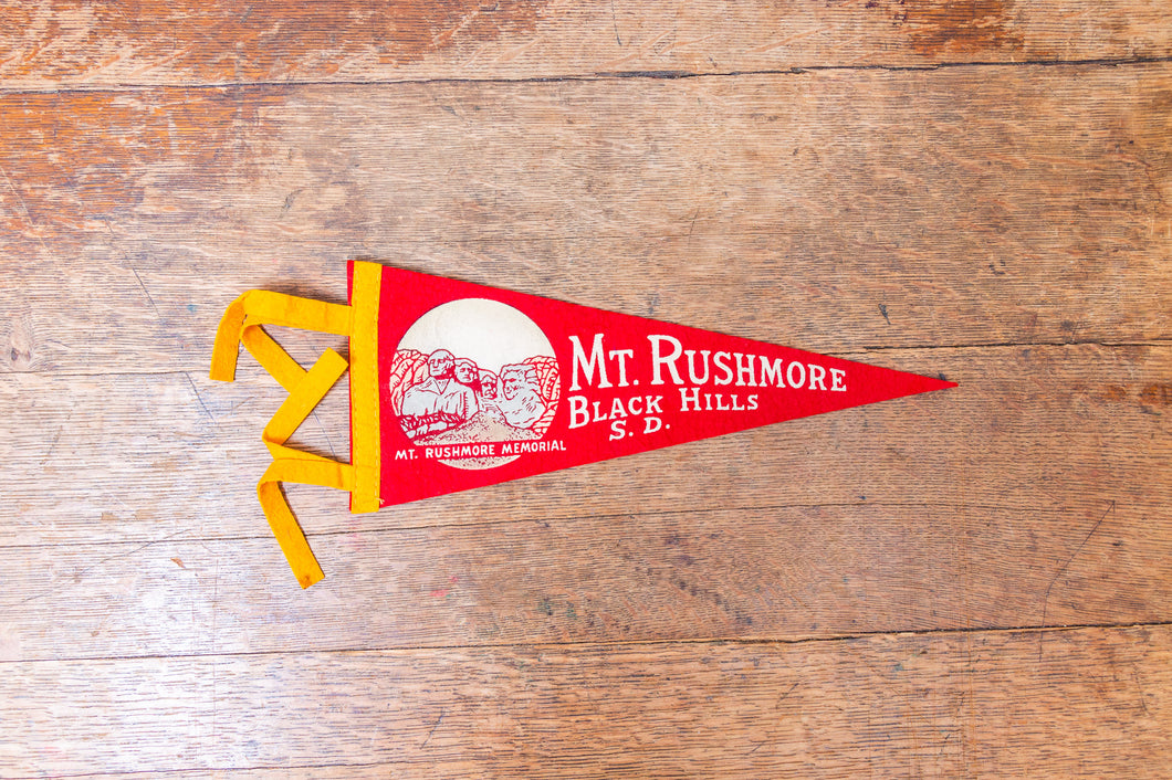 Mt. Rushmore South Dakota Red Felt Pennant Vintage Wall Hanging Decor - Eagle's Eye Finds