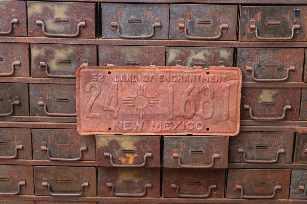 New Mexico 1952 Rusty License Plate Vintage Brown Wall Hanging Decor Hidalgo 24-1681 - Eagle's Eye Finds