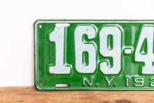 Load image into Gallery viewer, New York 1922 Vintage License Plate Green Wall Decor - Eagle&#39;s Eye Finds
