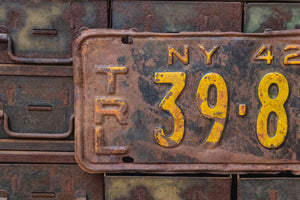 New York 1942 Rusty Trailer License Plate Vintage Brown Wall Hanging Decor 39-815 - Eagle's Eye Finds