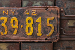 New York 1942 Rusty Trailer License Plate Vintage Brown Wall Hanging Decor 39-815 - Eagle's Eye Finds