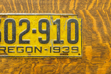 Load image into Gallery viewer, 1939 Oregon License Plate Vintage Yellow Wall Hanging Decor
