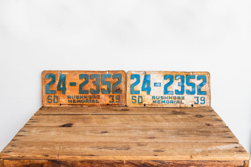 South Dakota 1939 Rusty License Plate Pair Vintage Wall Hanging Decor 24-2352 - Eagle's Eye Finds