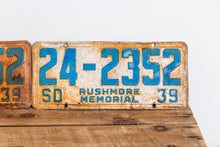 Load image into Gallery viewer, South Dakota 1939 Rusty License Plate Pair Vintage Wall Hanging Decor 24-2352 - Eagle&#39;s Eye Finds

