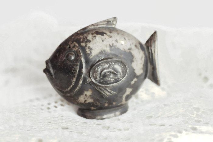 Art Deco Fish Salt and Pepper Shaker Marineland Amusment Park Souvenir - Eagle's Eye Finds