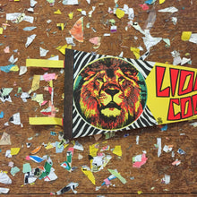 Load image into Gallery viewer, Lion Country Safari Florida Yellow Felt Pennant Vintage Wall Decor - Eagle&#39;s Eye Finds
