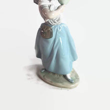 Load image into Gallery viewer, Lladro Balloon Seller No. 5141 Vintage Retired Figurine - Eagle&#39;s Eye Finds
