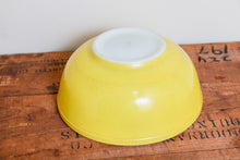 Load image into Gallery viewer, Yellow Pyrex 404 Nesting Bowl Vintage 4 Quart Kitchenware Ovenware - Eagle&#39;s Eye Finds

