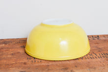 Load image into Gallery viewer, Yellow Pyrex 404 Nesting Bowl Vintage 4 Quart Kitchenware Ovenware - Eagle&#39;s Eye Finds
