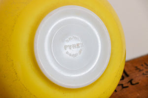 Yellow Pyrex 404 Nesting Bowl Vintage 4 Quart Kitchenware Ovenware - Eagle's Eye Finds