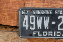 Load image into Gallery viewer, Florida 1968 WW License Plate Sunshine State Vintage Wall Hanging Decor - Eagle&#39;s Eye Finds
