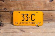 Load image into Gallery viewer, New York 1962 License Plate with Matching DAV Keychain 33-C Vintage Wall Decor - Eagle&#39;s Eye Finds
