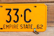 Load image into Gallery viewer, New York 1962 License Plate with Matching DAV Keychain 33-C Vintage Wall Decor - Eagle&#39;s Eye Finds
