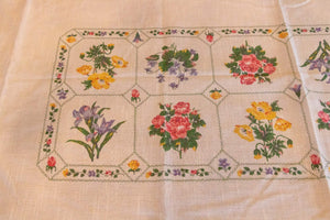 1950's Cotton Tablecloth, Vintage Floral Print, Cottage Kitchen Decor, Rectangle 82 x 61 in - Eagle's Eye Finds