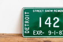 Load image into Gallery viewer, Detroit 1986 Snow Removal License Plate Vintage Green Michigan Wall Hanging Decor - Eagle&#39;s Eye Finds
