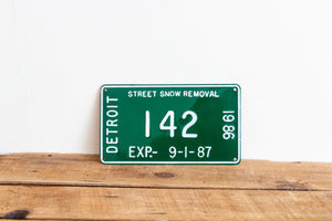 Detroit 1986 Snow Removal License Plate Vintage Green Michigan Wall Hanging Decor - Eagle's Eye Finds